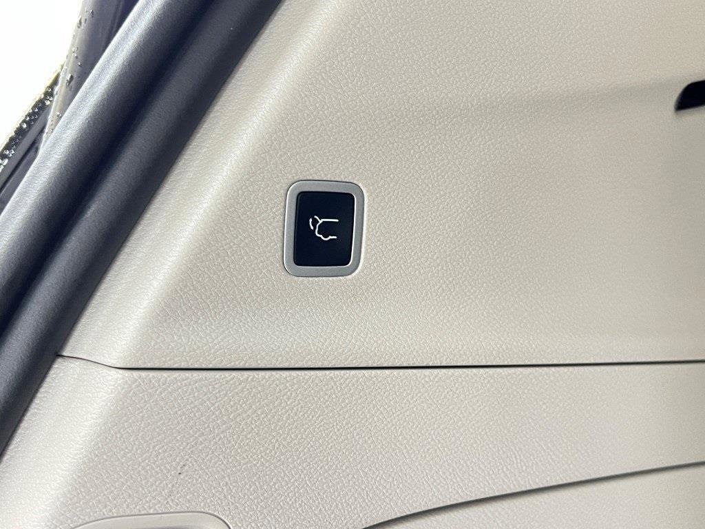 Used 2024 Chrysler Pacifica Limited image 8
