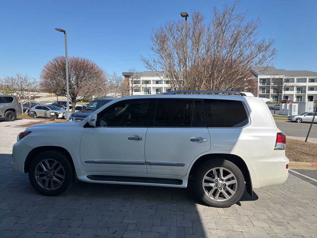 Used 2015 Lexus LX 570 4WD w/ Luxury Package image 18
