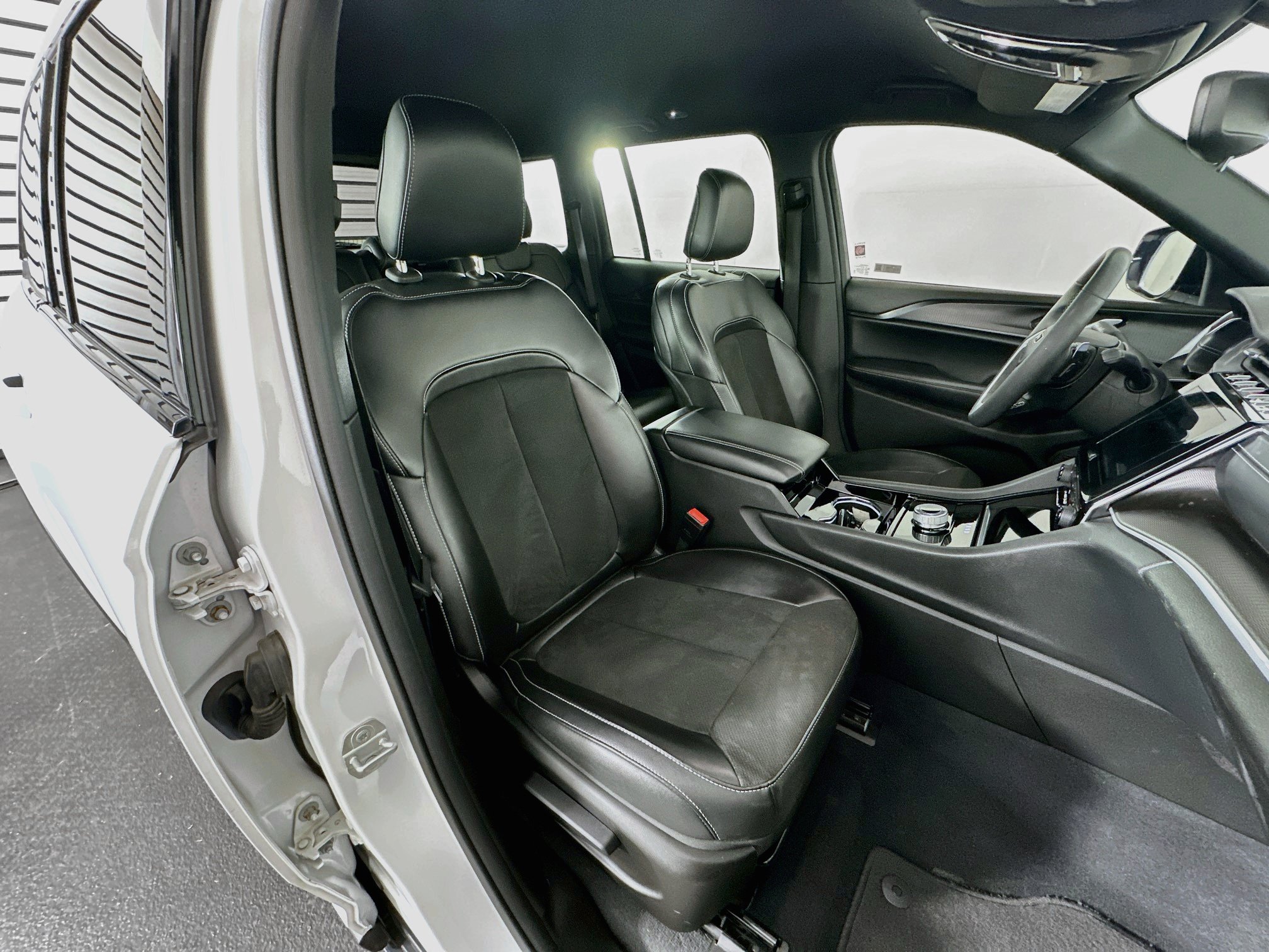 Used 2023 Jeep Grand Cherokee Altitude RWD image 30