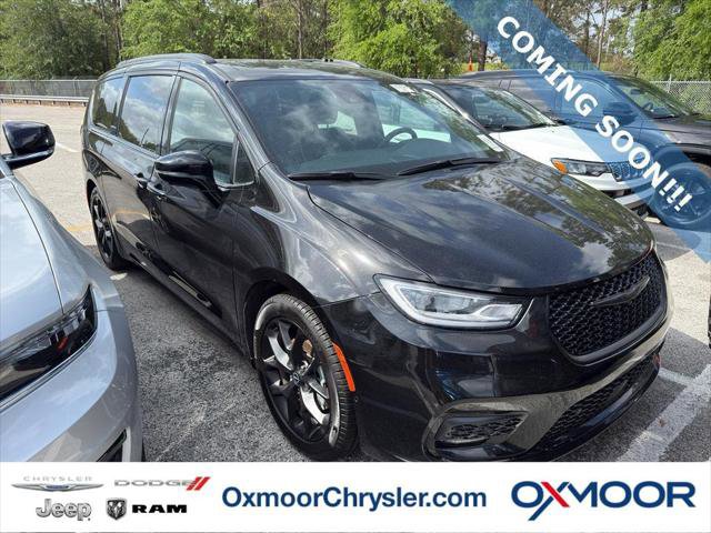 Certified 2025 Chrysler Pacifica Limited FWD image 1