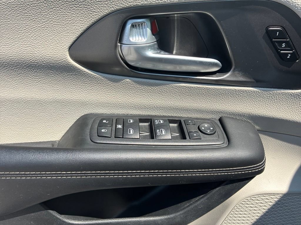 Used 2024 Chrysler Pacifica Touring-L FWD image 26