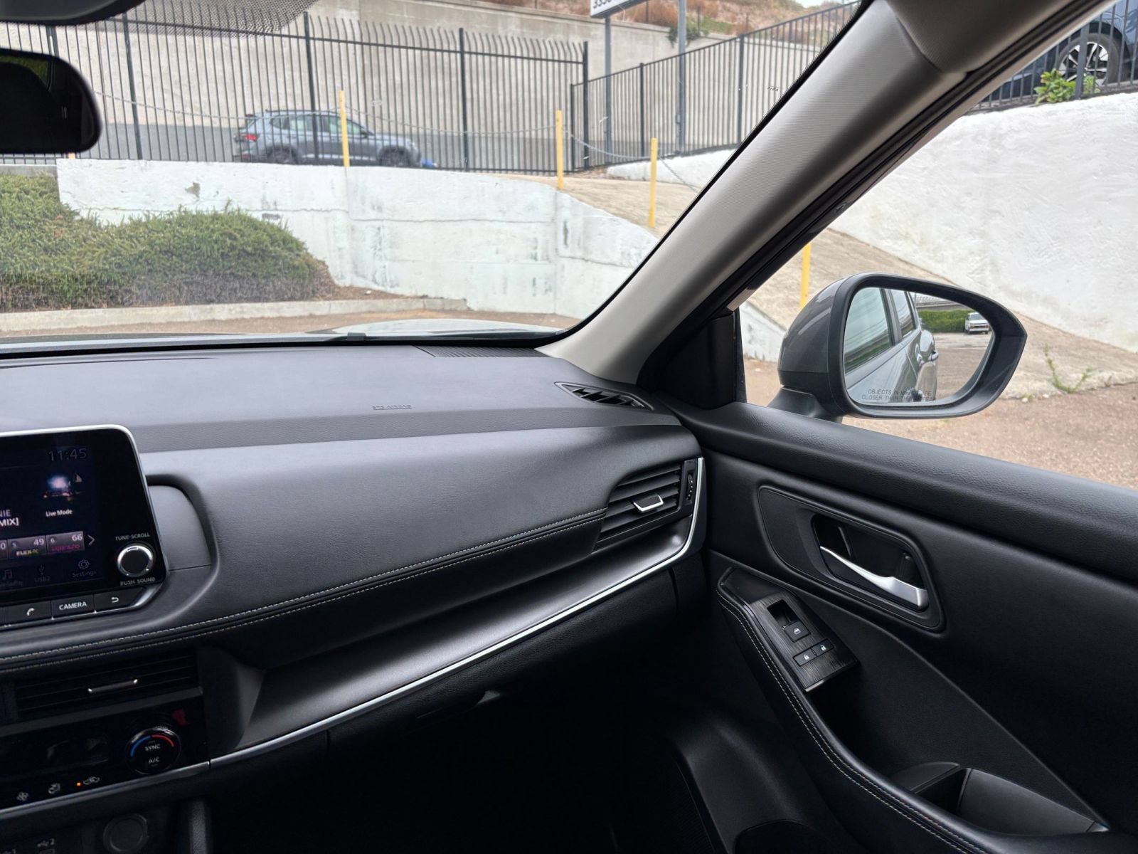 Used 2025 Nissan Rogue SV FWD image 37