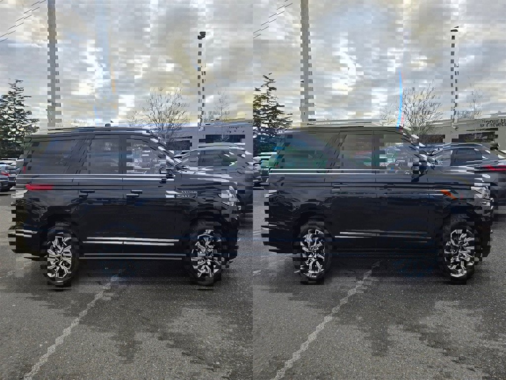 Used 2024 Lincoln Navigator L Premiere image 4