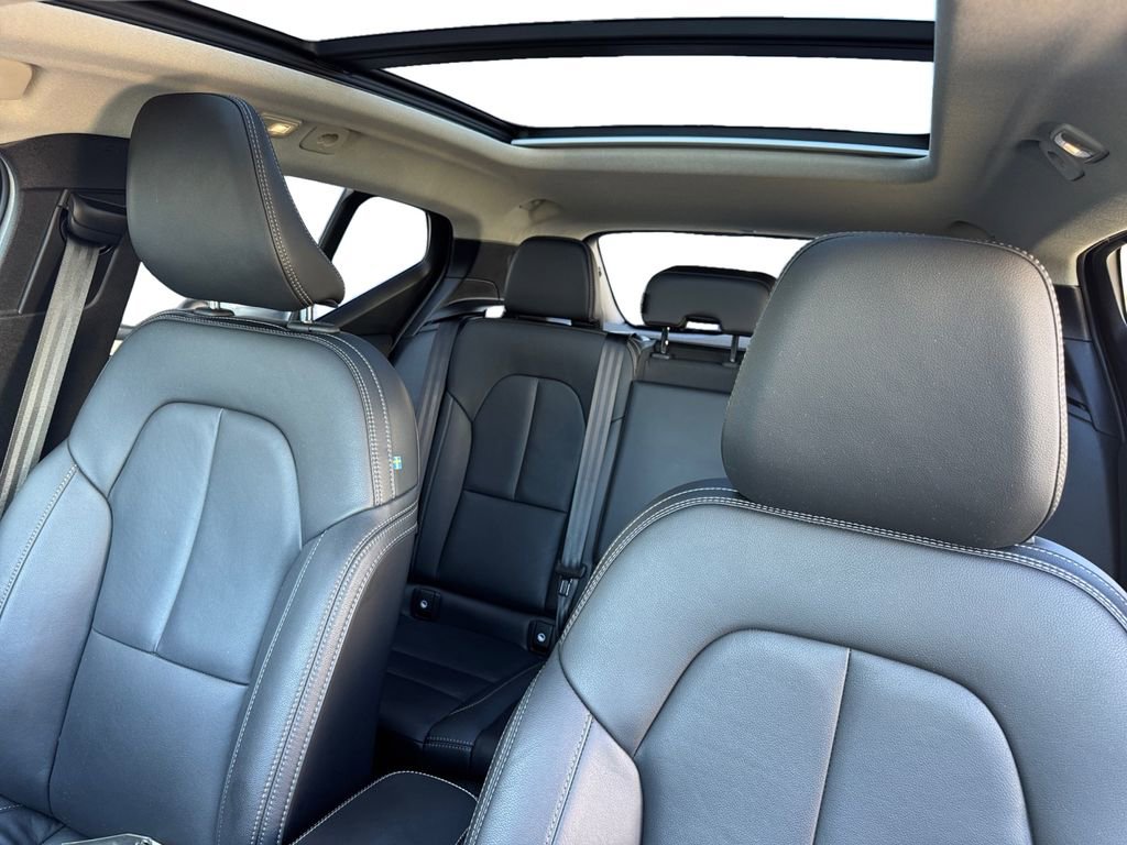 Certified 2025 Volvo XC40 B5 Plus AWD/4WD image 24
