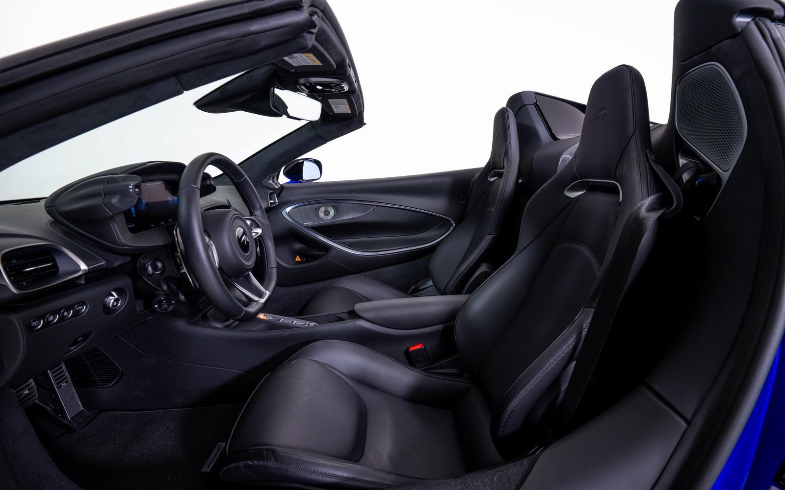 Used 2025 McLaren Artura Spider RWD image 19