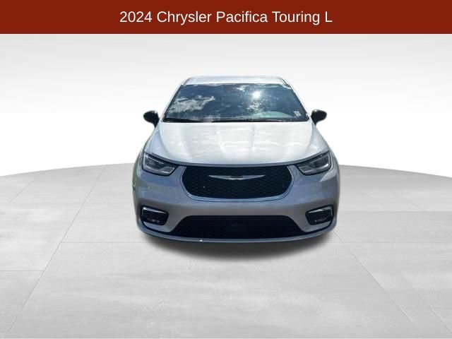 Used 2024 Chrysler Pacifica Touring-L FWD image 2