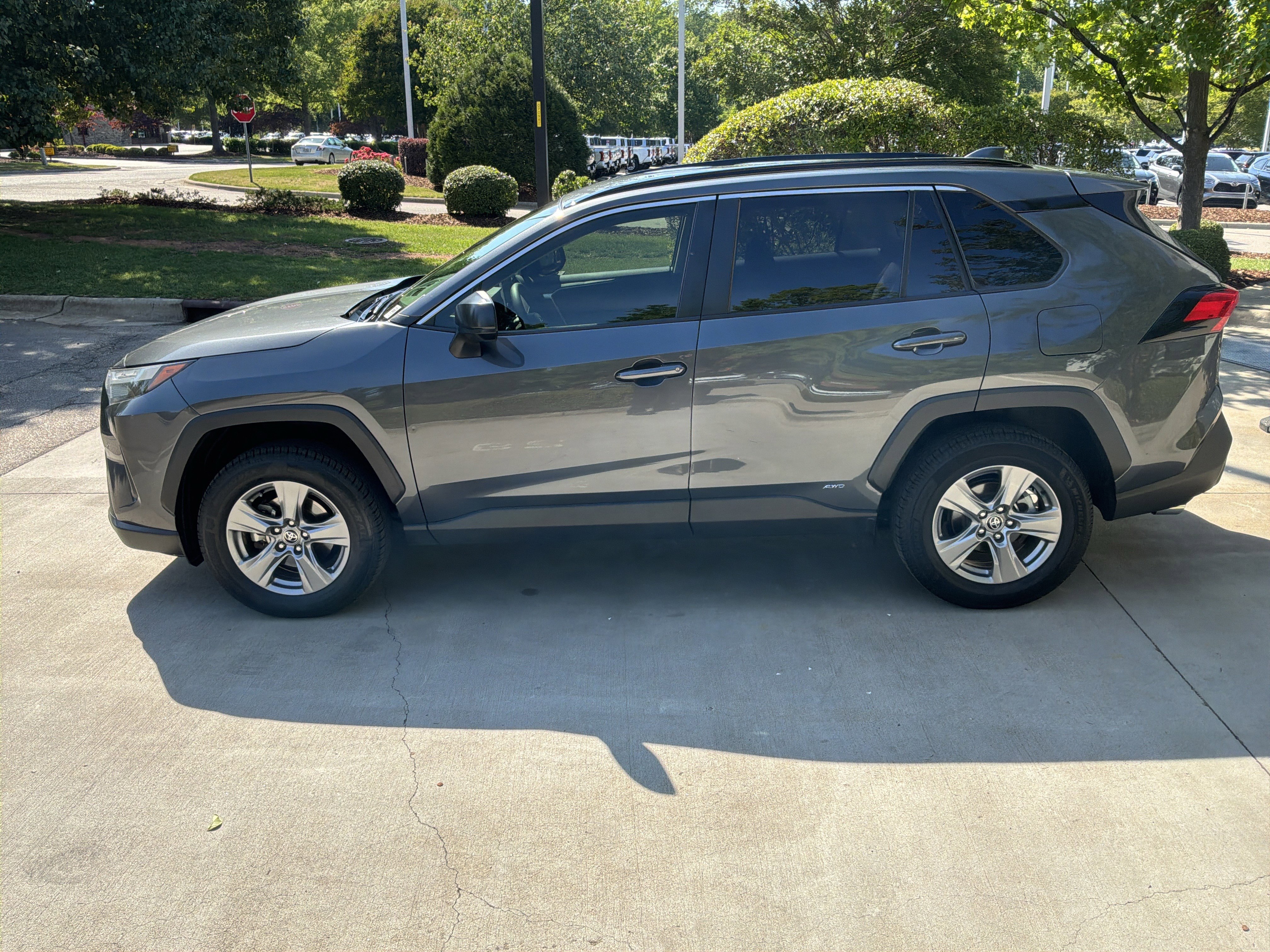 Used 2023 Toyota RAV4 LE AWD/4WD image 7