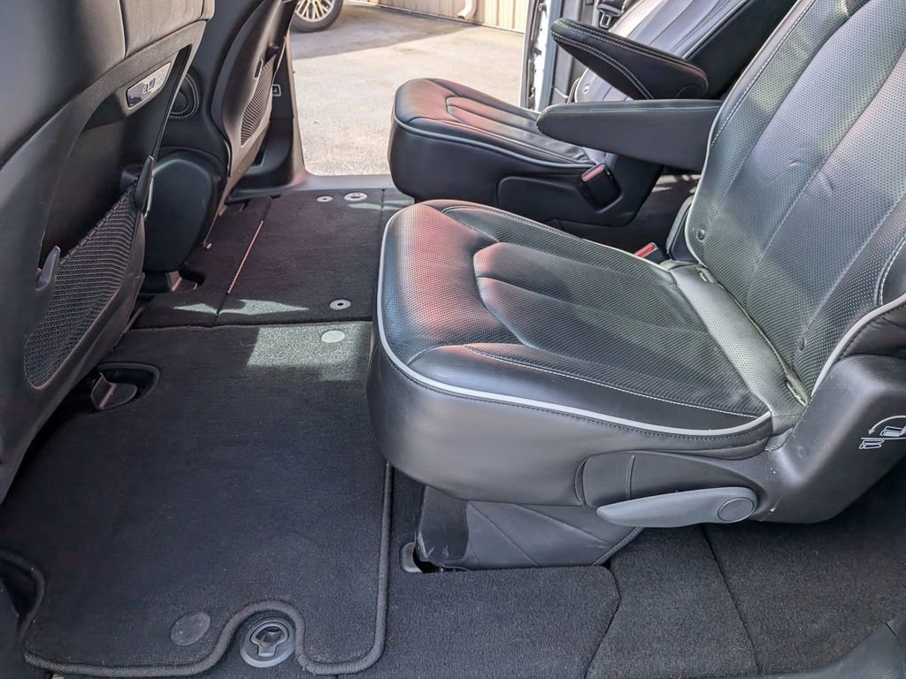 Used 2025 Chrysler Pacifica Limited image 25