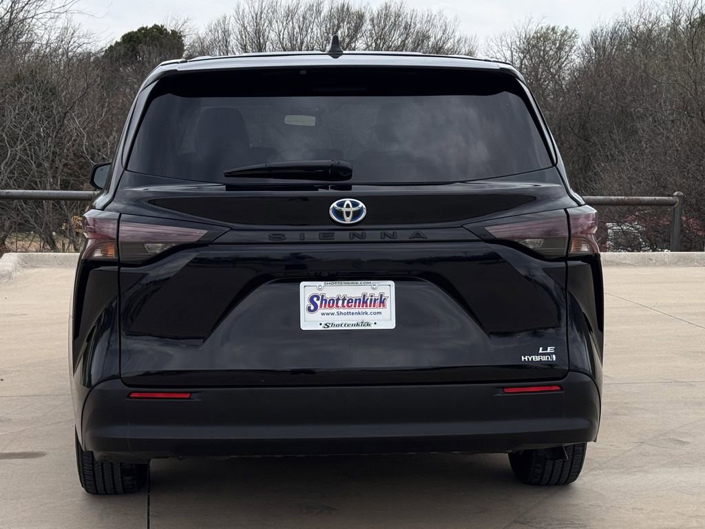 Used 2024 Toyota Sienna LE image 5