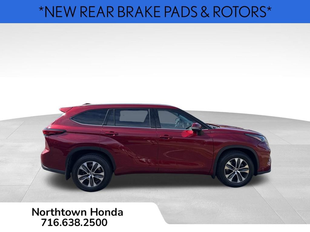 Used 2022 Toyota Highlander XLE image 3