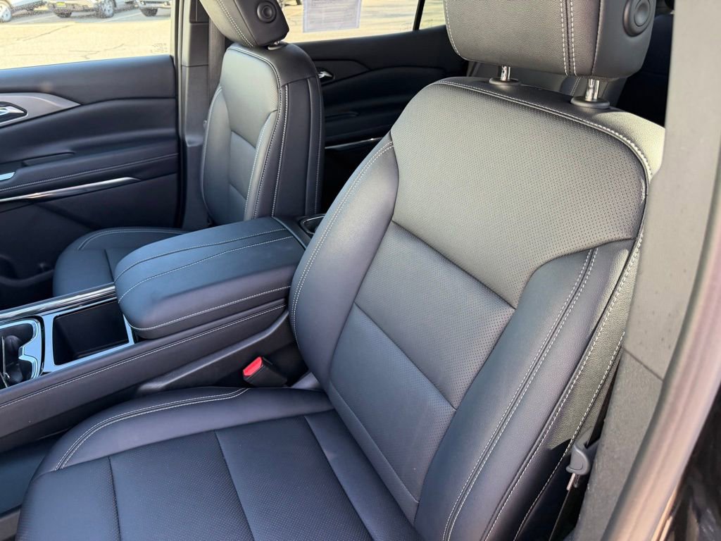Used 2026 Chevrolet Traverse LT w/ Midnight/Sport Edition AWD/4WD image 13
