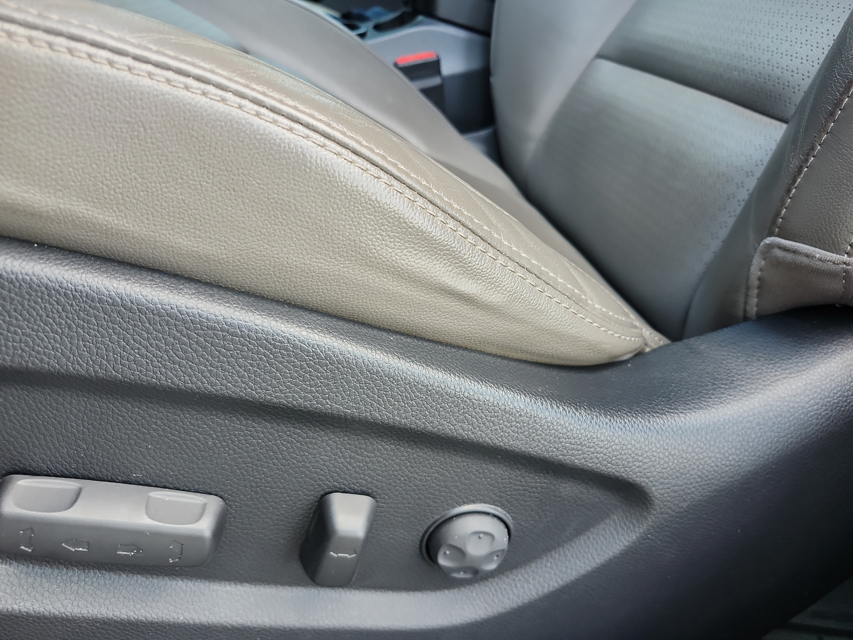 Used 2014 Hyundai Santa Fe GLS FWD image 12