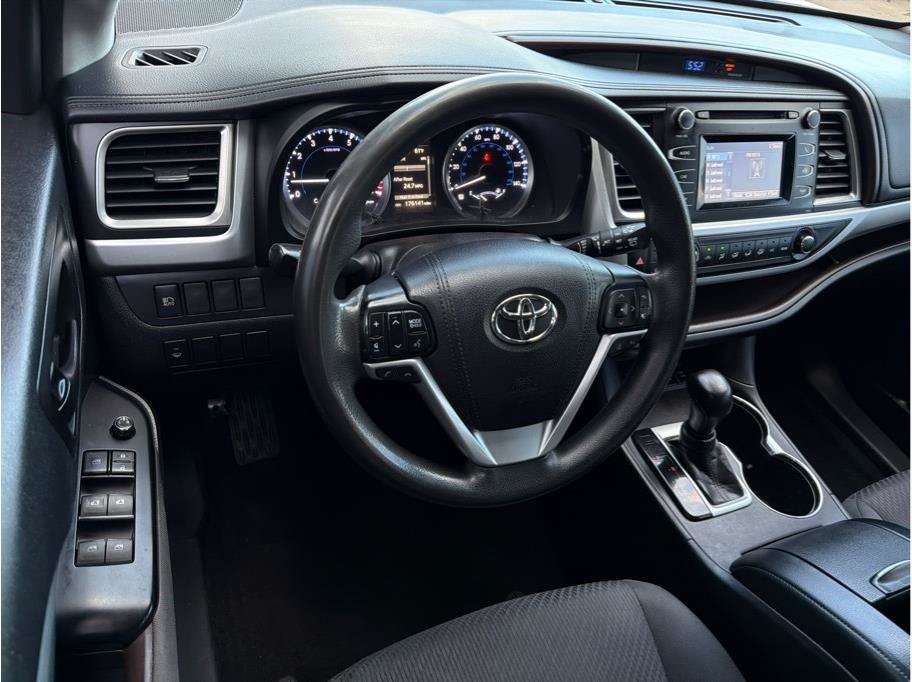 Used 2018 Toyota Highlander LE w/ Carpet Mat Package (TMS) AWD/4WD image 2