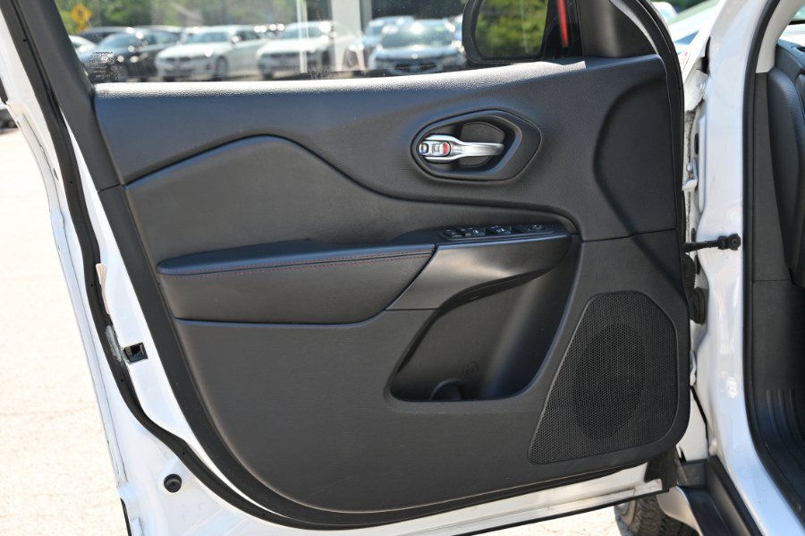 Used 2020 Jeep Cherokee Trailhawk AWD/4WD image 14