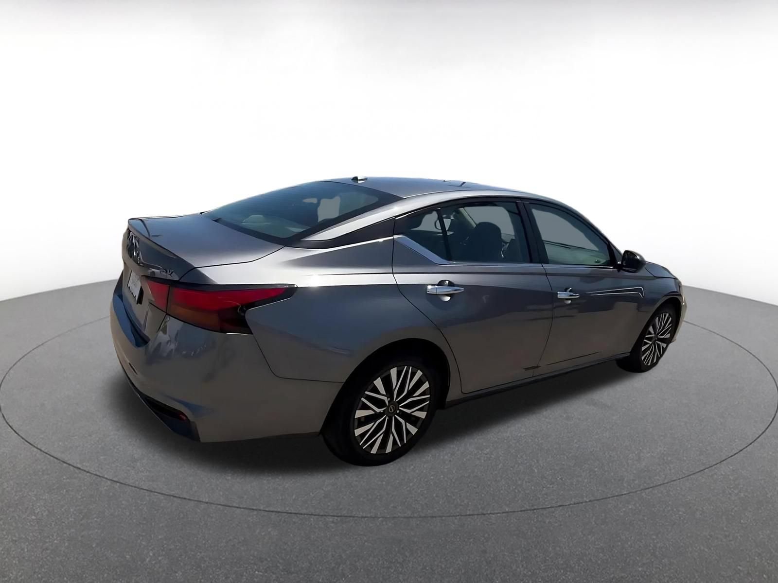 Used 2024 Nissan Altima 2.5 SV FWD image 14