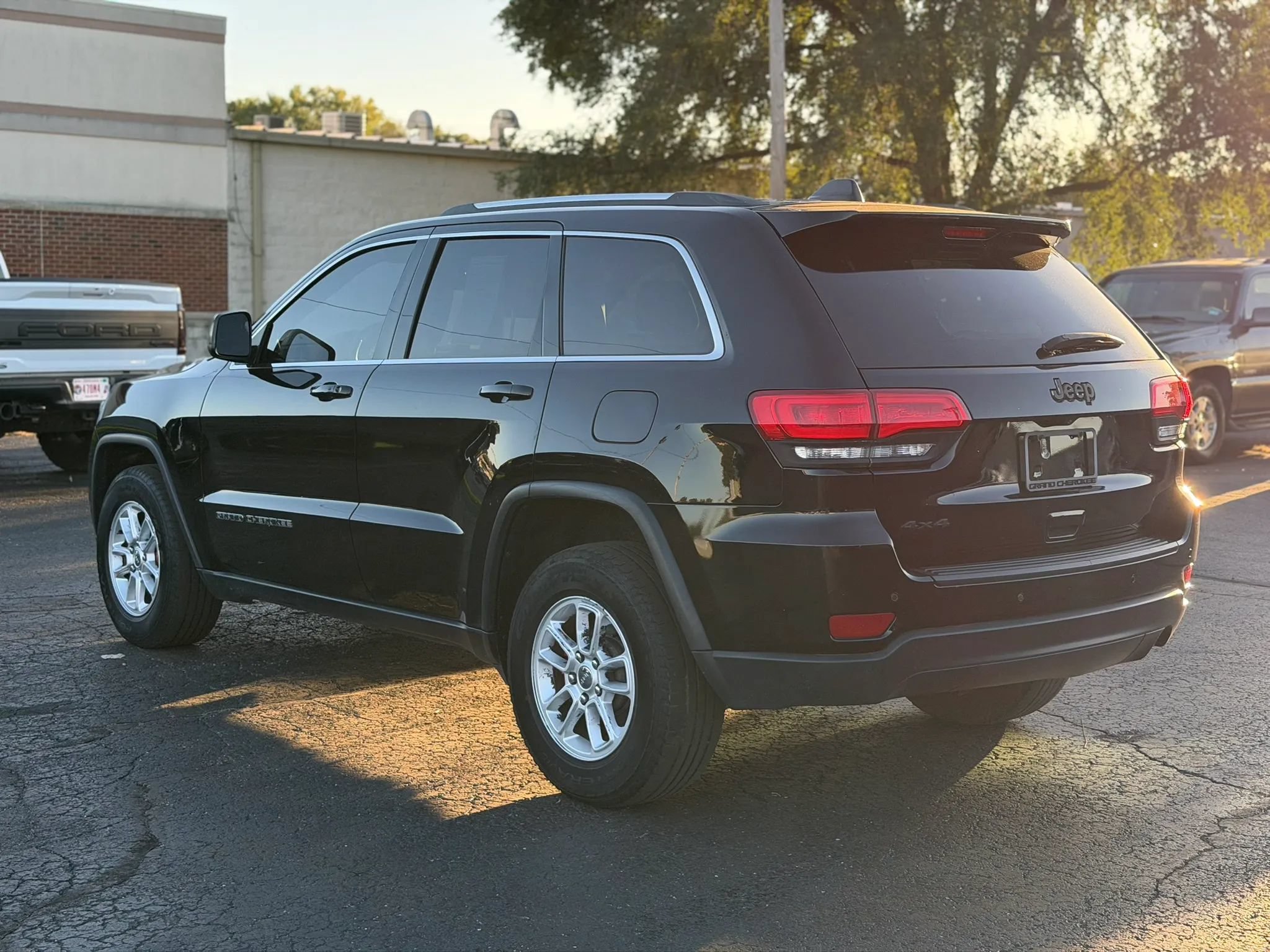 Used 2018 Jeep Grand Cherokee Laredo AWD/4WD image 7