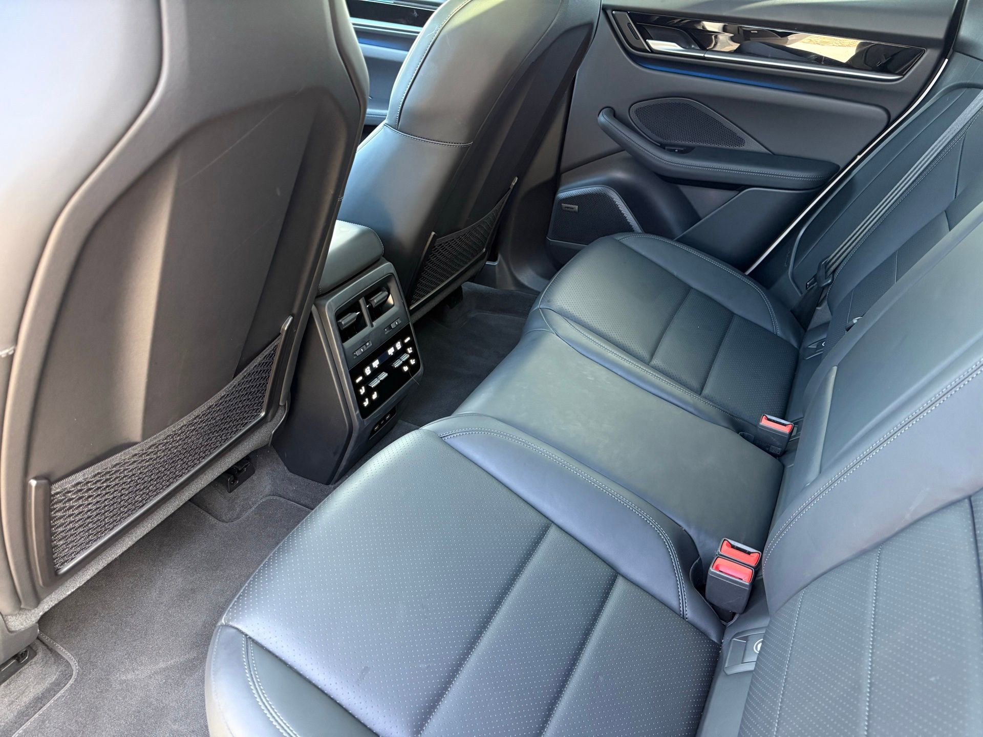 Used 2025 Porsche Macan 4 Electric image 29