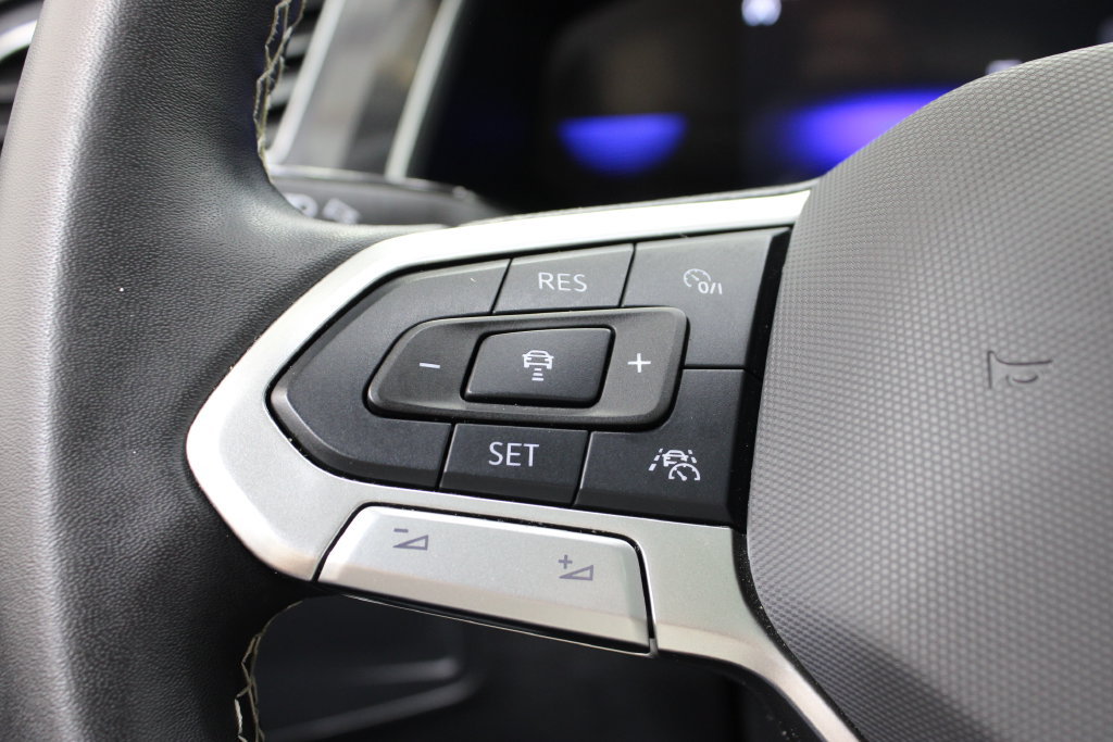 Used 2024 Volkswagen Tiguan SE w/ Panoramic Sunroof Package FWD image 25