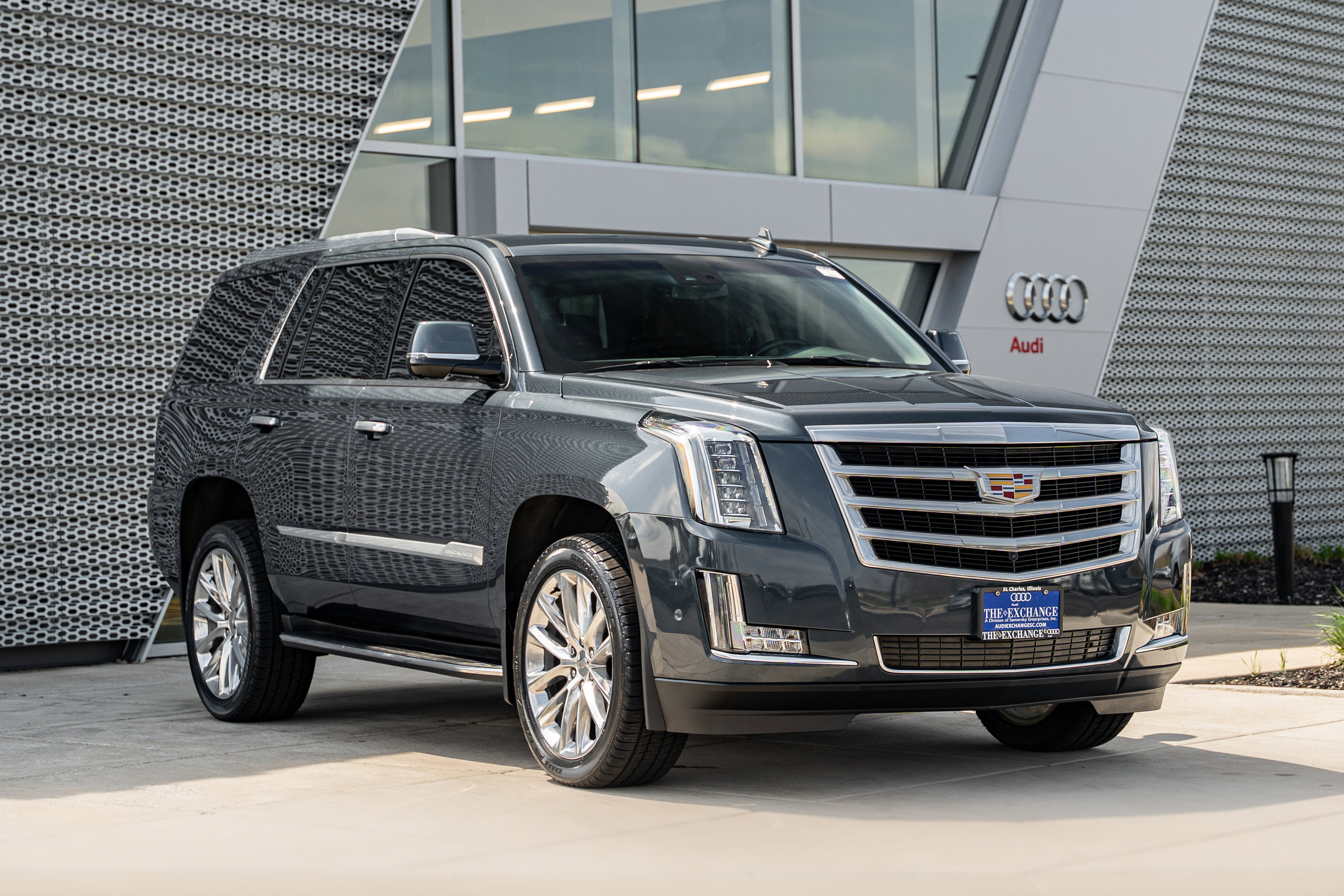 Used 2020 Cadillac Escalade Luxury AWD/4WD image 1
