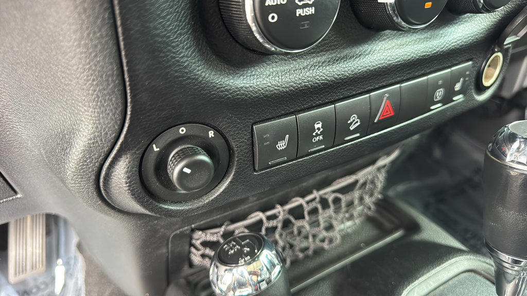Used 2013 Jeep Wrangler Unlimited Sahara w/ Connectivity Group AWD/4WD image 34