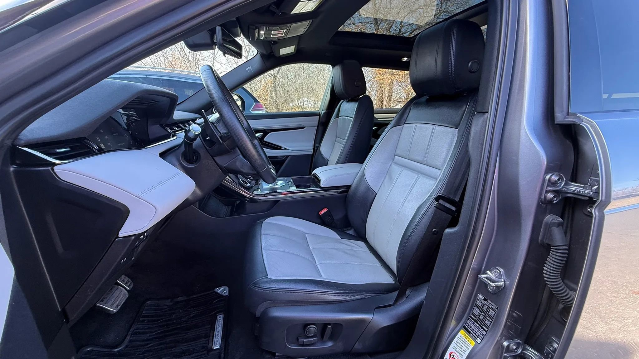 Used 2020 Land Rover Range Rover Evoque R-Dynamic SE image 2