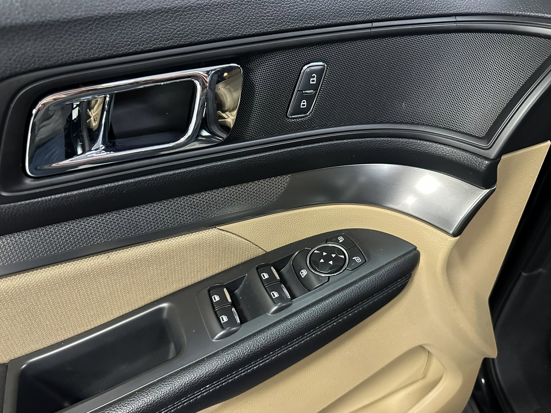 Used 2017 Ford Explorer XLT image 31