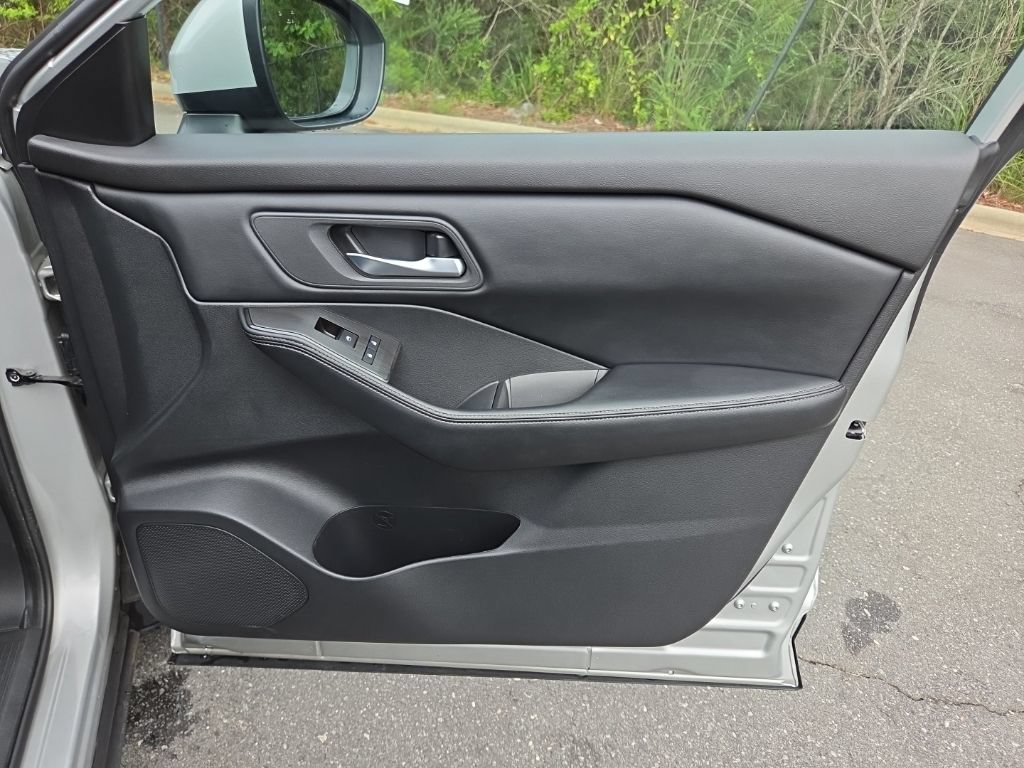 Certified 2025 Nissan Rogue SV FWD image 39