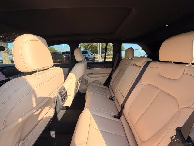 Used 2023 Jeep Grand Cherokee Limited AWD/4WD image 10