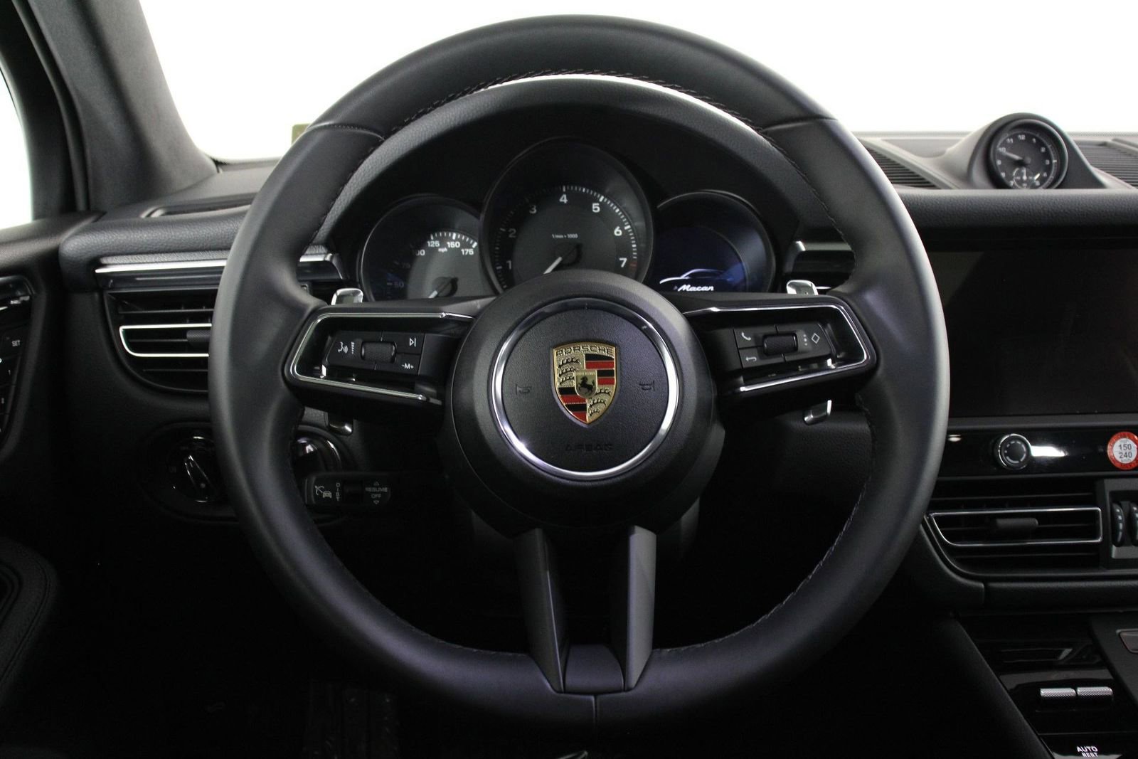 Certified 2025 Porsche Macan image 12