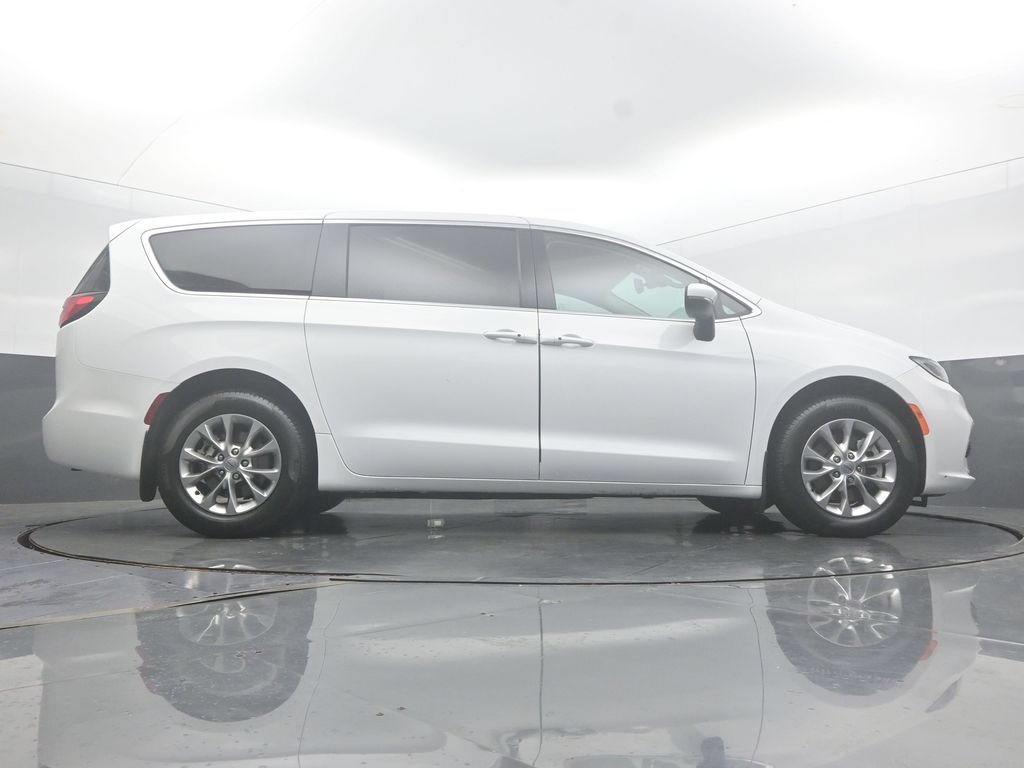 Used 2023 Chrysler Pacifica Touring-L AWD/4WD image 62