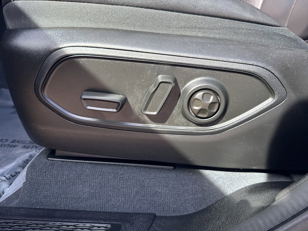 Used 2023 Jeep Grand Cherokee L Limited w/ Black Appearance Package image 26