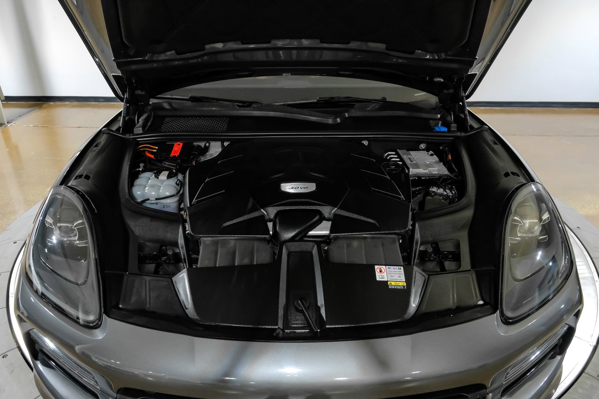 Used 2023 Porsche Cayenne Platinum Edition image 51