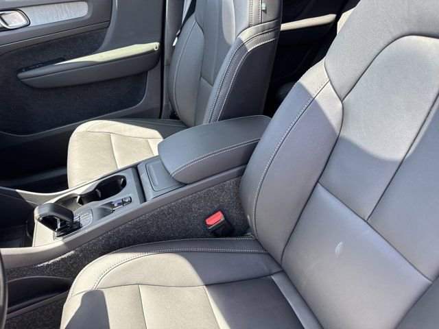 New 2025 Volvo XC40 B5 Core w/ Protection Package Premier image 15
