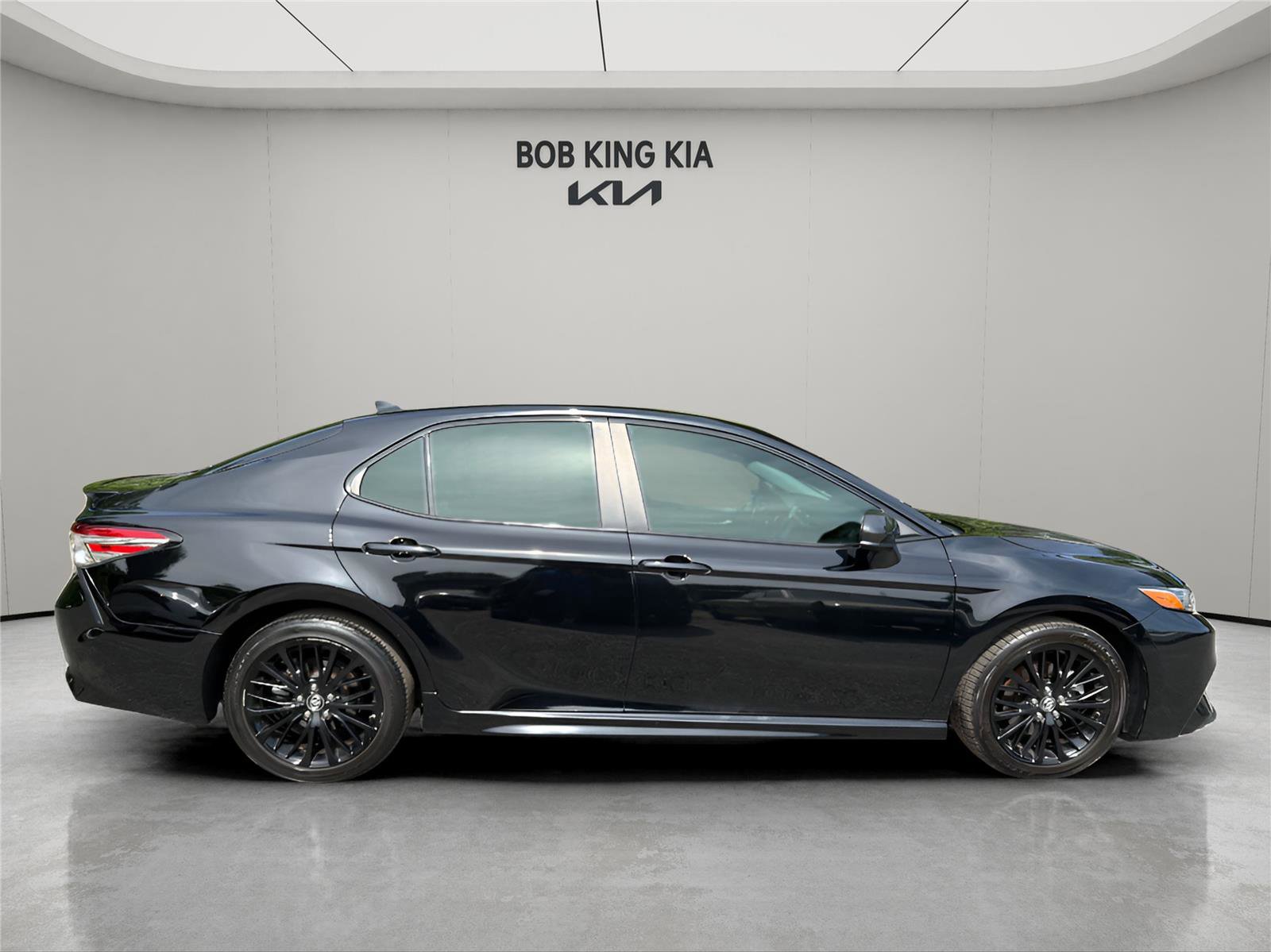 Used 2019 Toyota Camry SE FWD image 6