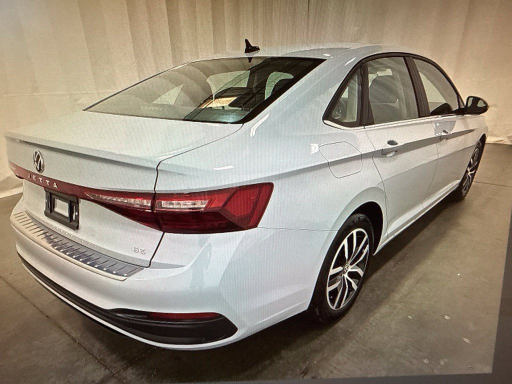 Used 2026 Volkswagen Jetta SE FWD image 2
