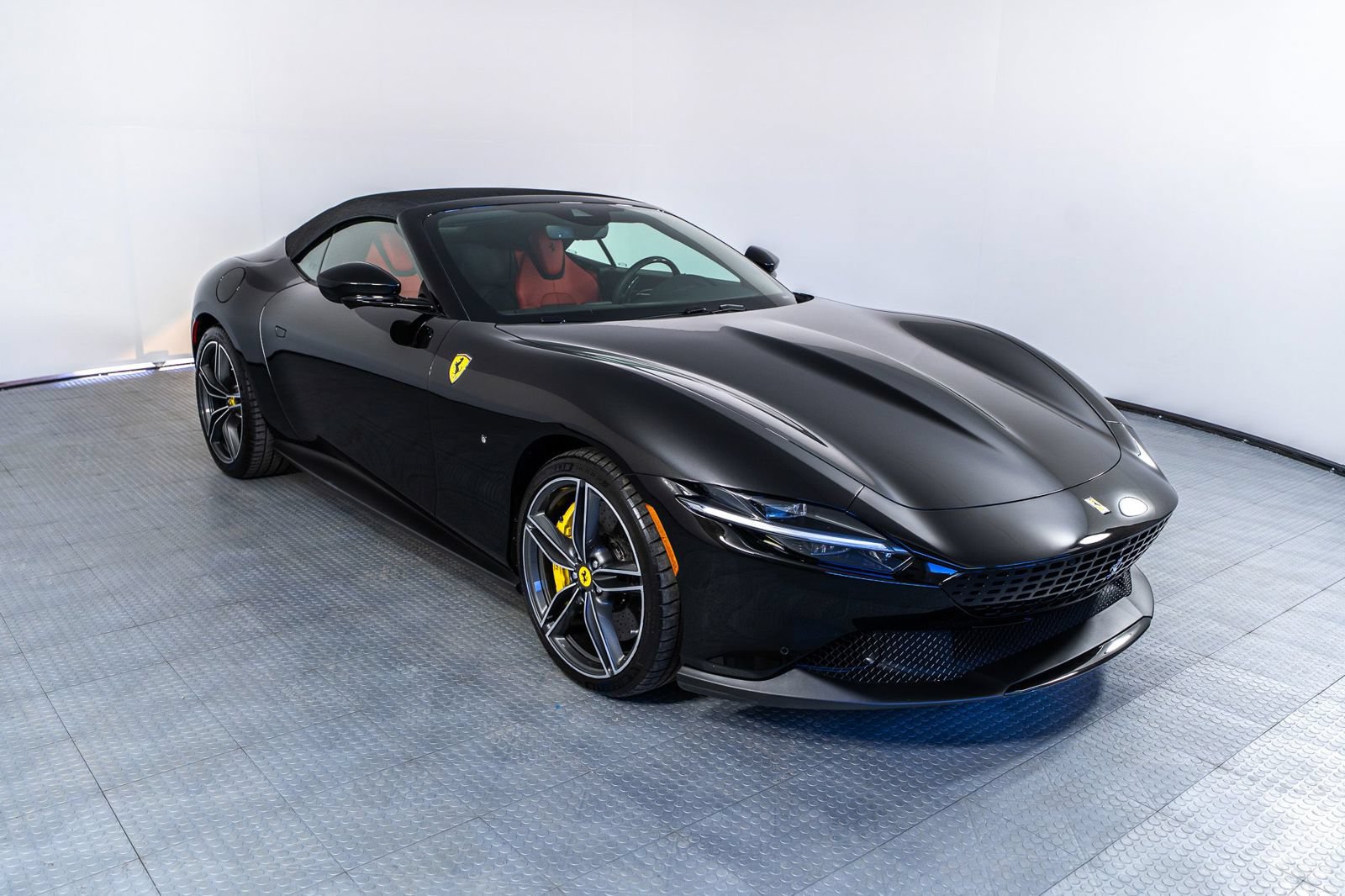 Certified 2025 Ferrari Roma Spider RWD image 36