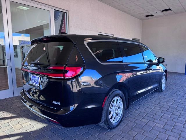 Used 2023 Chrysler Pacifica Touring-L FWD image 5