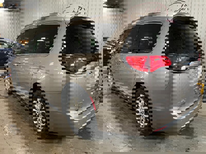 Used 2018 Chrysler Pacifica Touring-L image 3