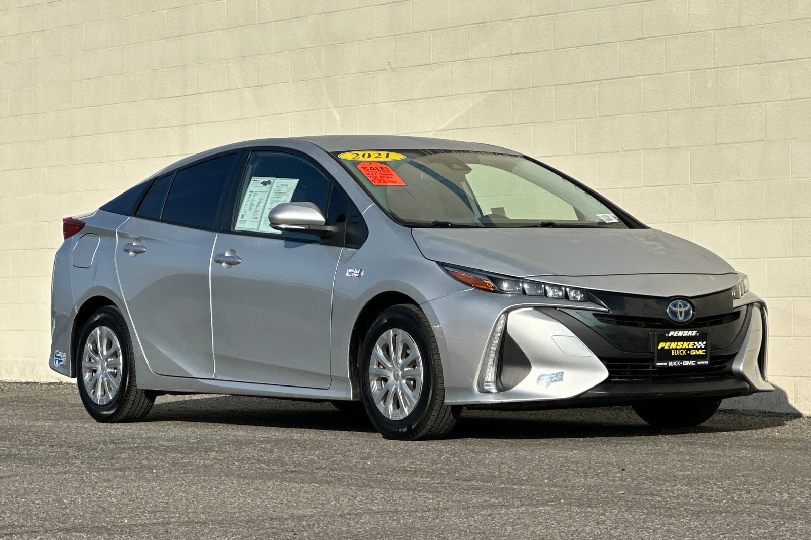 Used 2021 Toyota Prius Prime XLE image 2