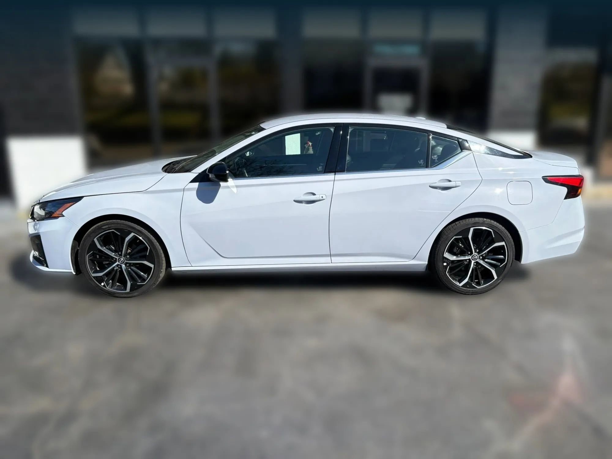 Used 2024 Nissan Altima 2.5 SR image 2