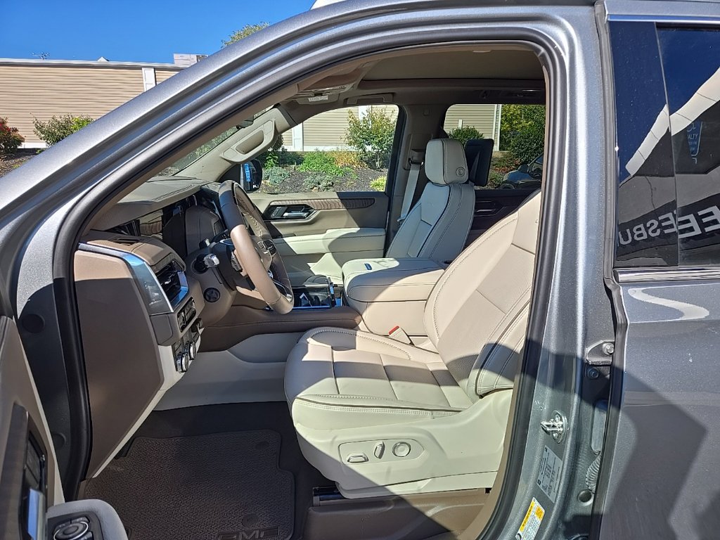 Used 2025 GMC Yukon XL Denali w/ Advanced Technology Package AWD/4WD image 13