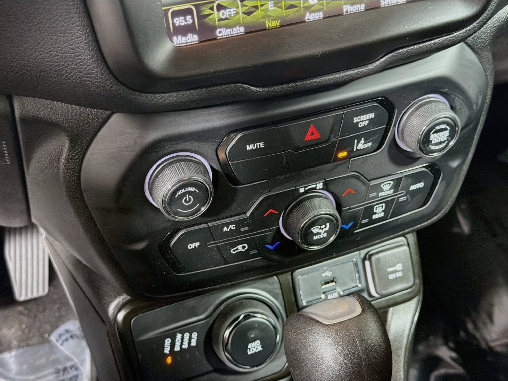 Used 2023 Jeep Renegade Latitude AWD/4WD image 17