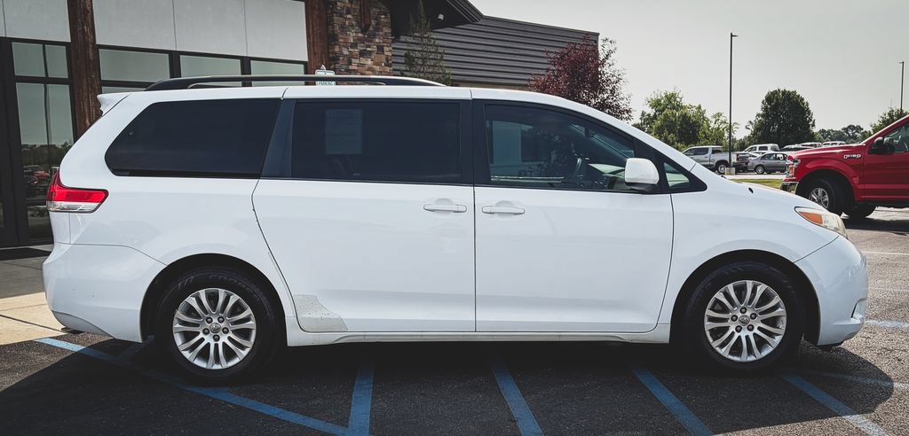 Used 2014 Toyota Sienna XLE FWD image 30