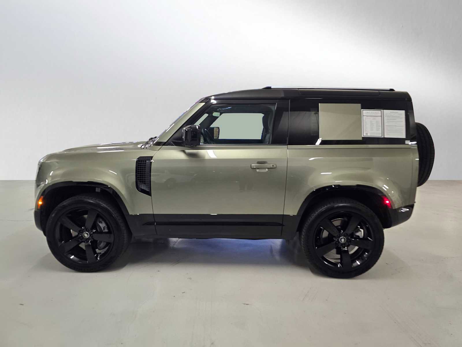 Used 2025 Land Rover Defender 90 X-Dynamic SE image 2