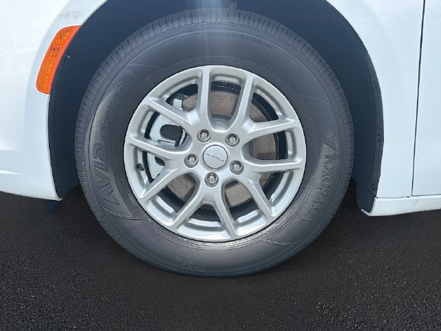 New 2027 Chrysler Pacifica Select FWD image 32