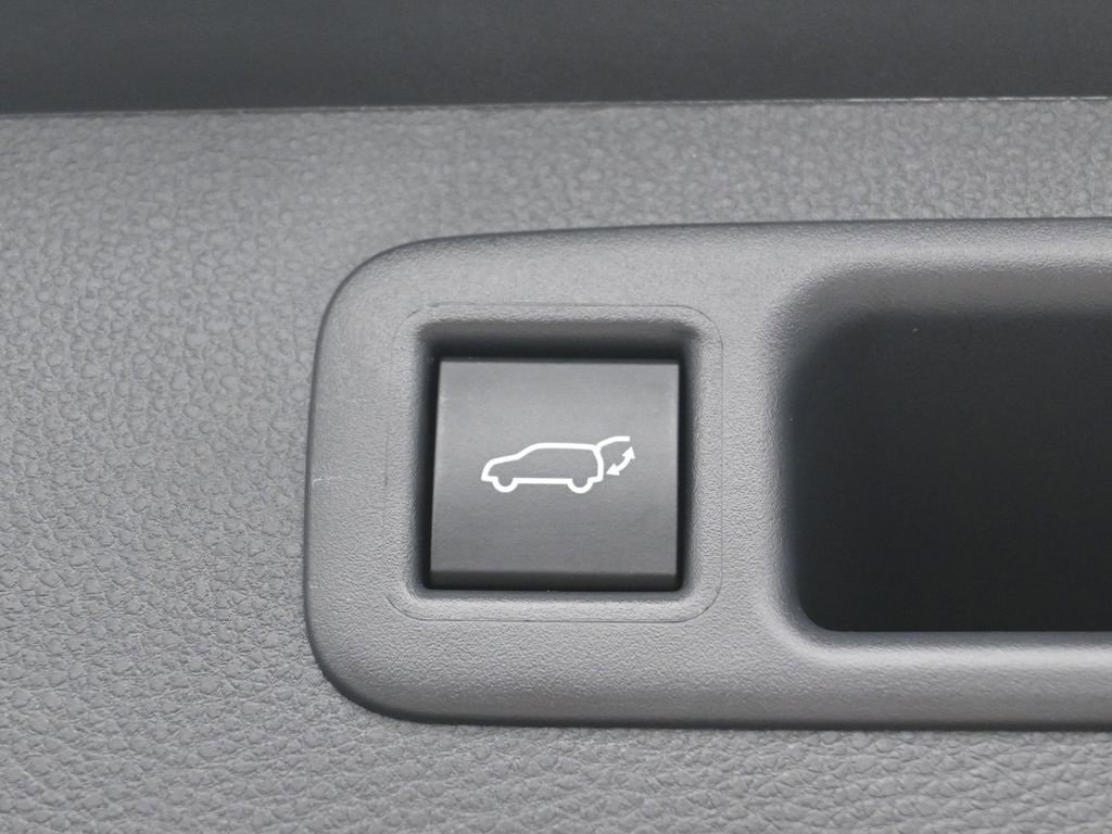 Certified 2025 Toyota Highlander Platinum image 34