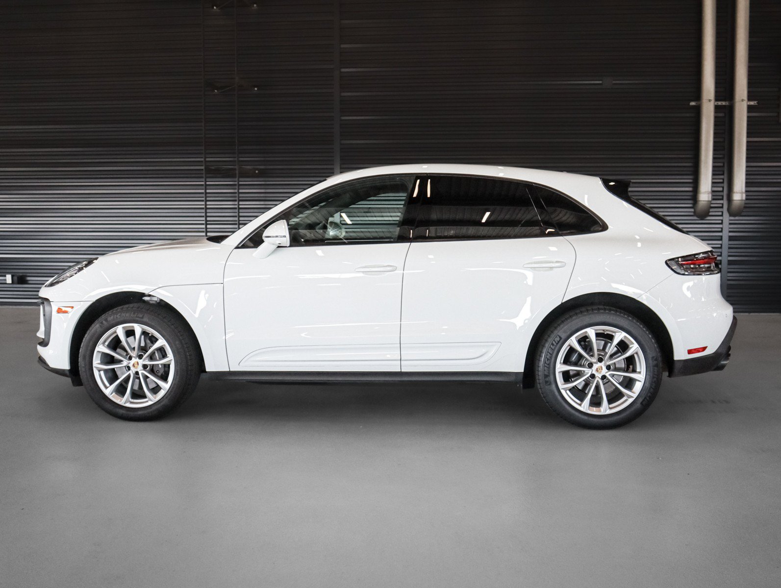 Certified 2023 Porsche Macan AWD/4WD image 2