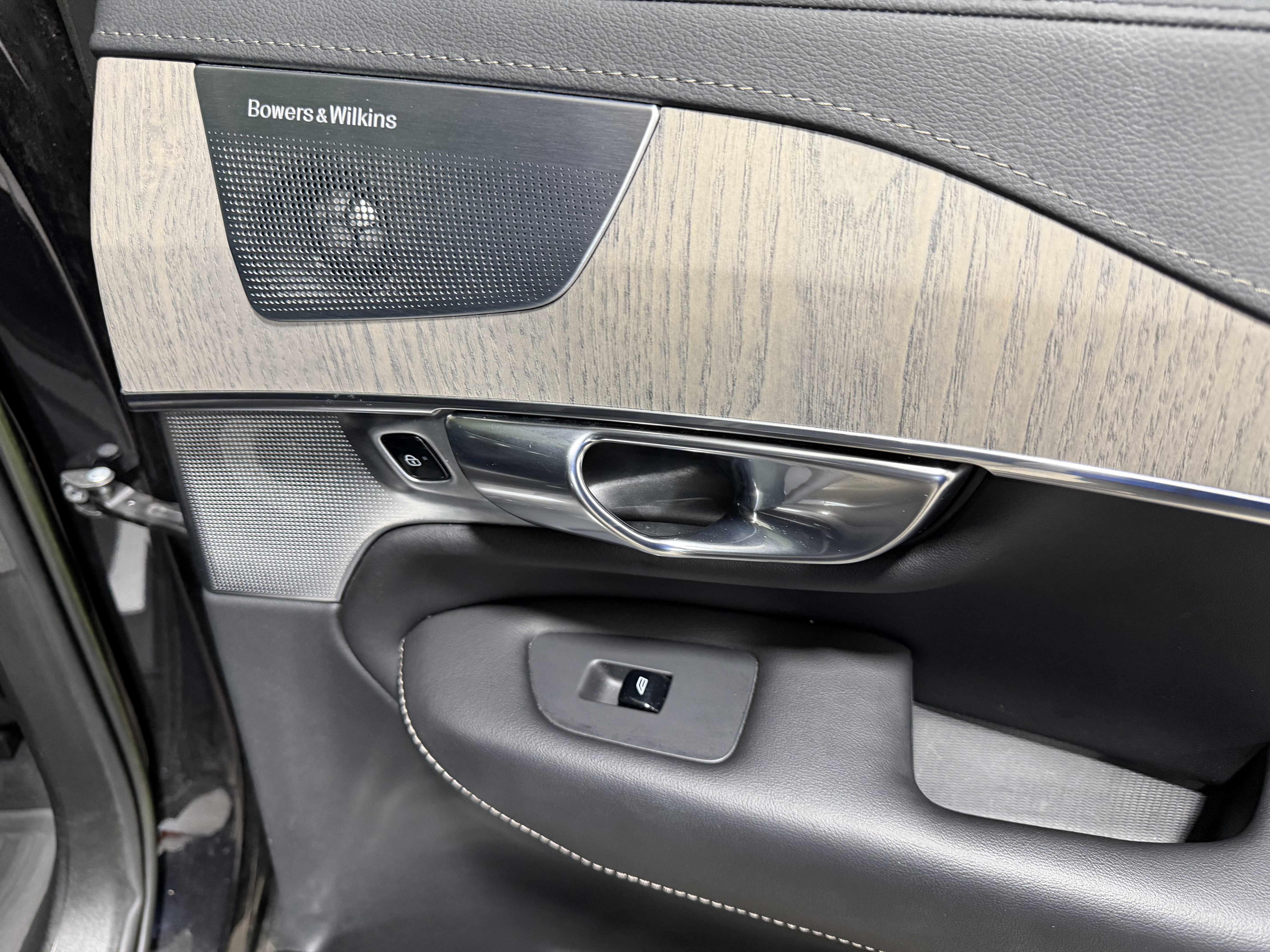 Used 2023 Volvo XC90 B6 Ultimate w/ Protection Package image 28