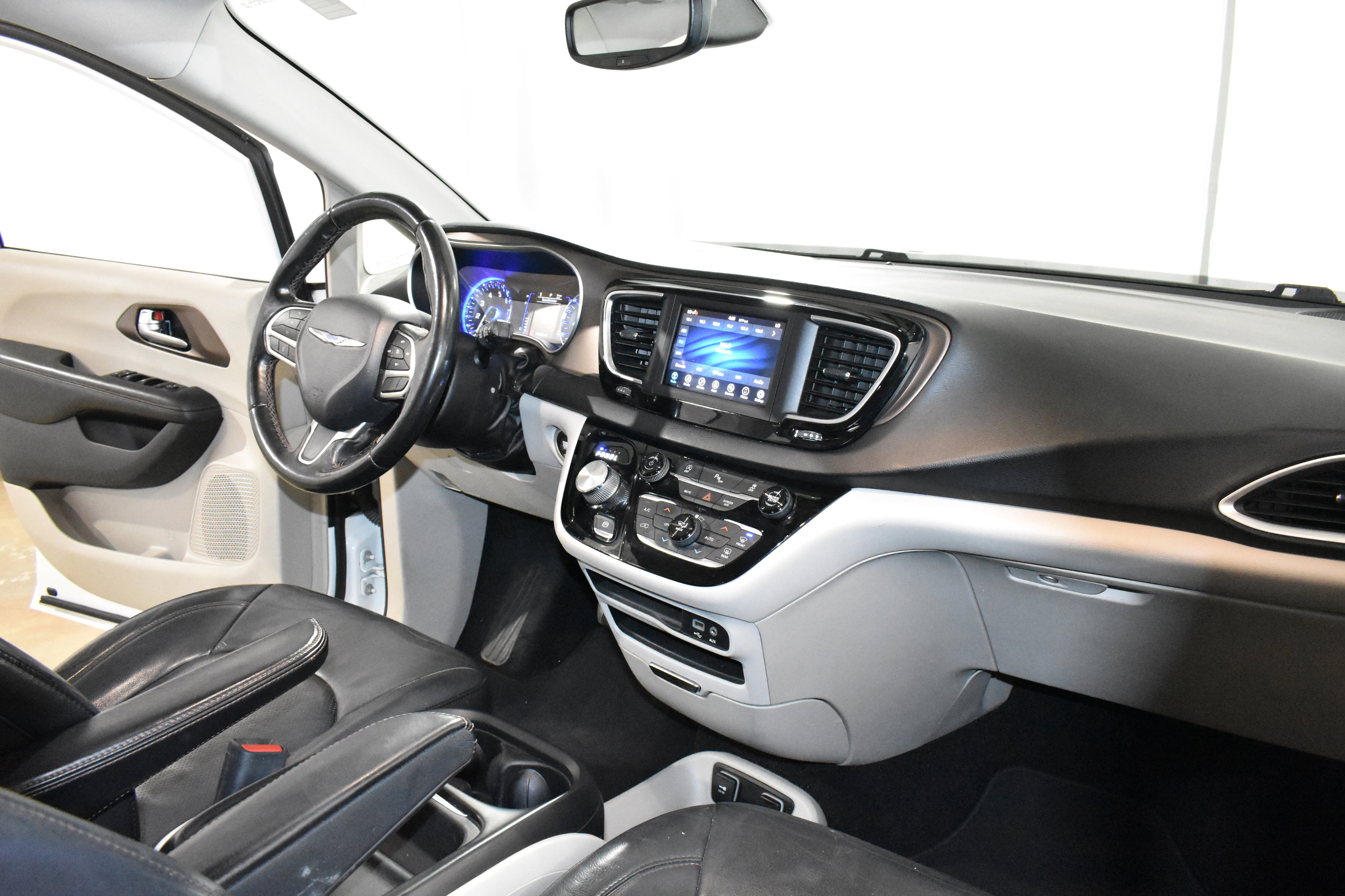 Used 2019 Chrysler Pacifica Touring-L image 29