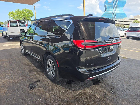 Used 2023 Chrysler Pacifica Limited FWD image 4